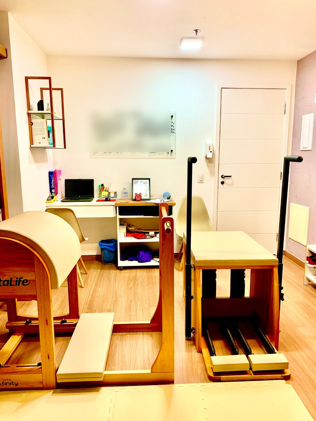 Sala do Studio Hope com aparelhos de Pilates
